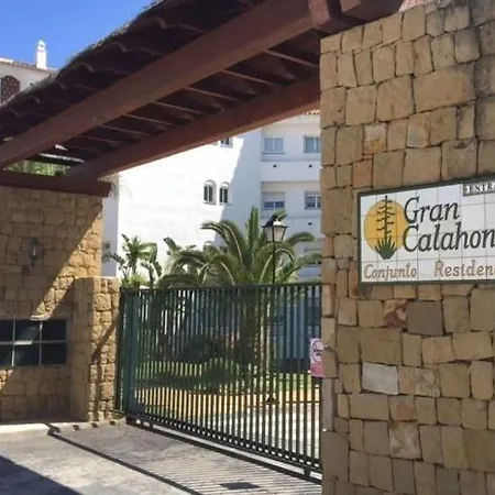 Luxury Garden - Walking Distance To The Sea Apartment *